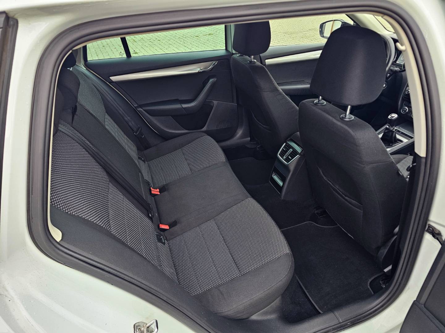 Škoda Octavia Combi 1.6 TDI M6 GreenLine Ambition Navi R16