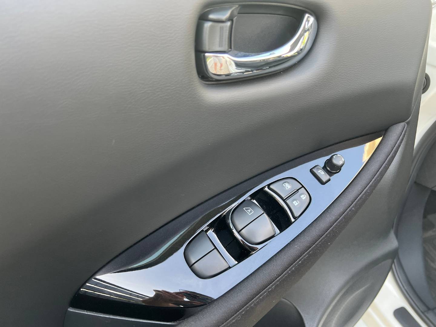 Nissan Leaf N-Connecta 40KWH V ZÁRUKE 360 STUPŇOVÁ KAMERA
