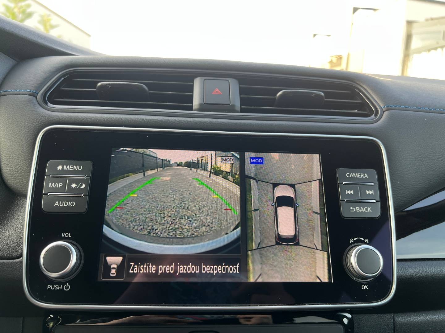 Nissan Leaf N-Connecta 40KWH V ZÁRUKE 360 STUPŇOVÁ KAMERA