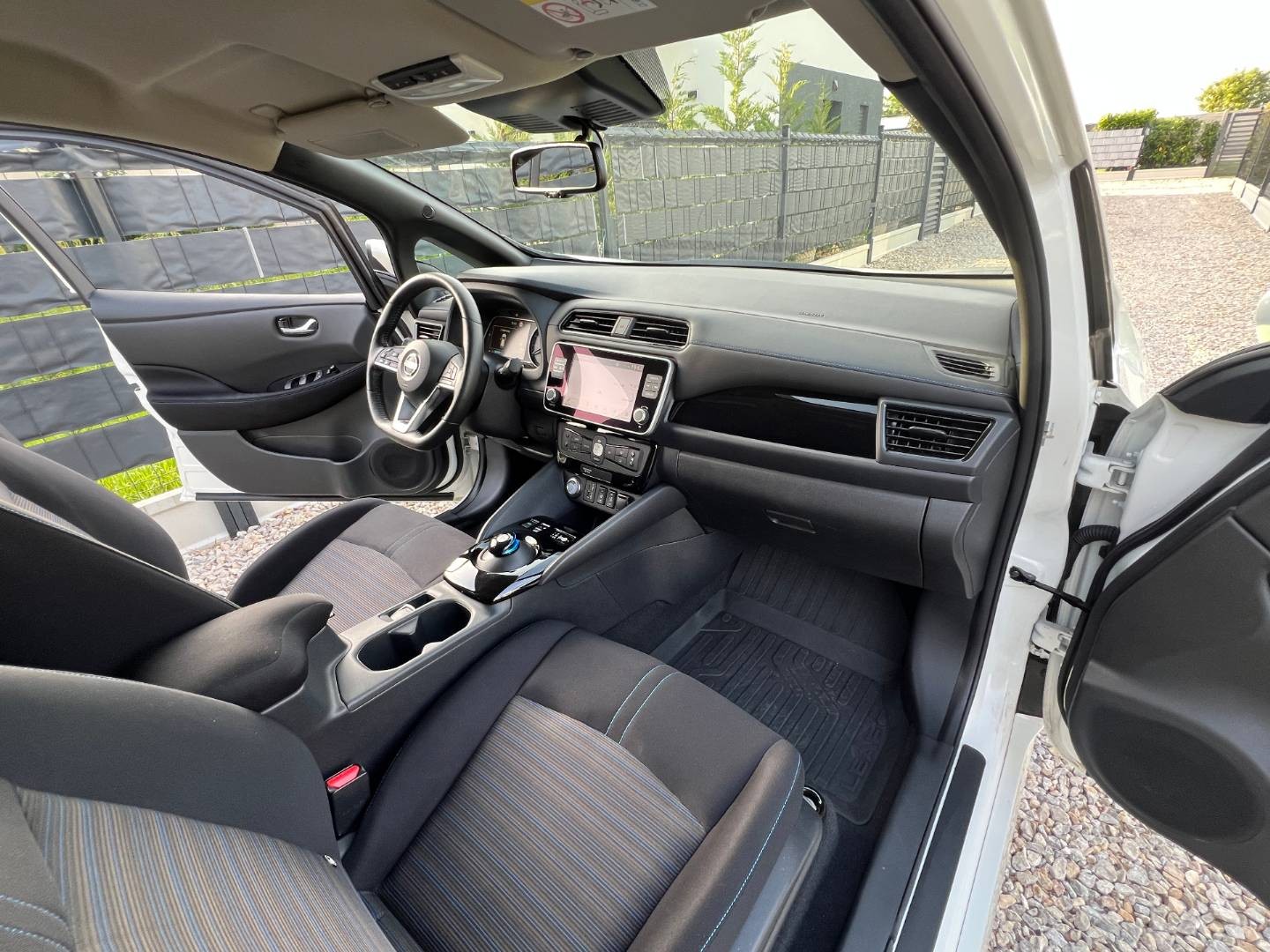 Nissan Leaf N-Connecta 40KWH V ZÁRUKE 360 STUPŇOVÁ KAMERA