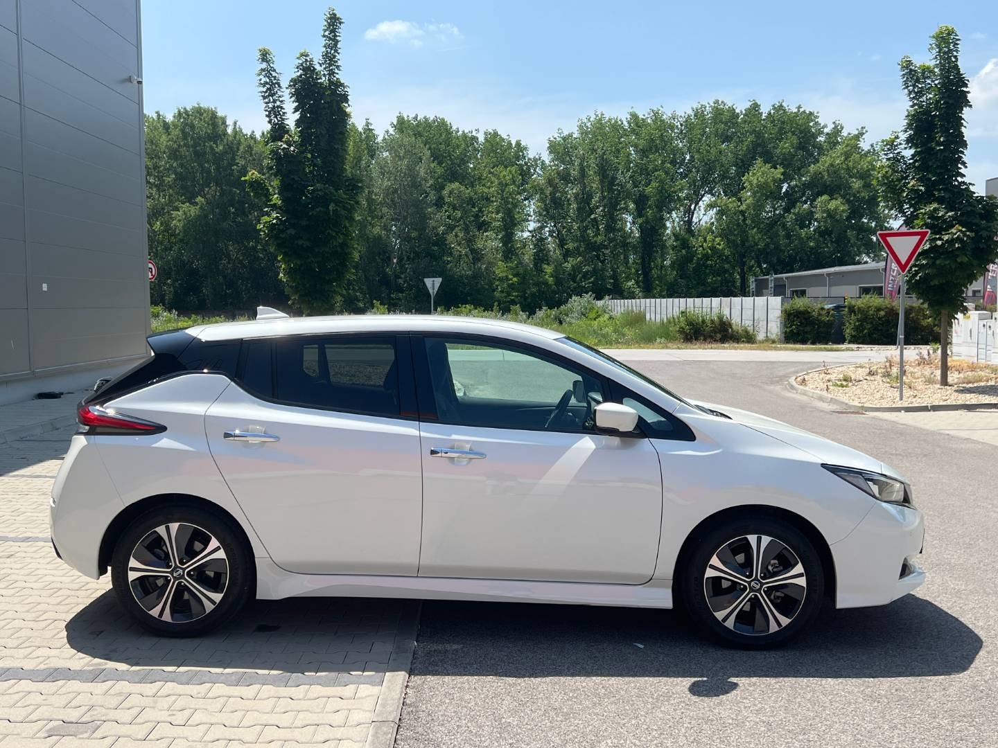 Nissan Leaf N-Connecta 40KWH V ZÁRUKE 360 STUPŇOVÁ KAMERA