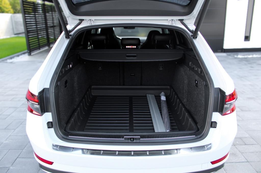 Škoda Superb Combi 2.0 TDI SCR Sportline 4x4 DSG