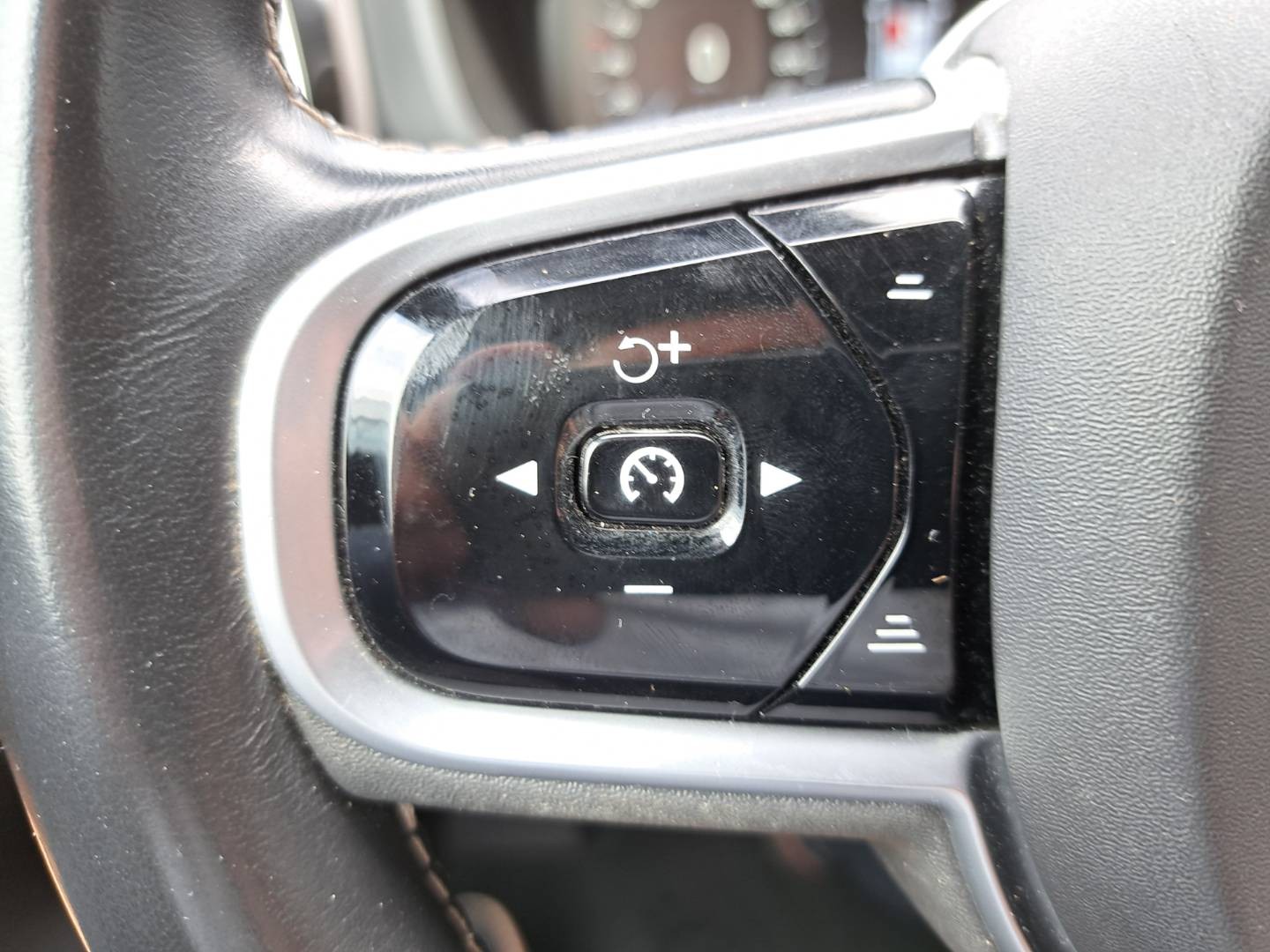 Volvo XC60 B4 Momentum AWD A/T