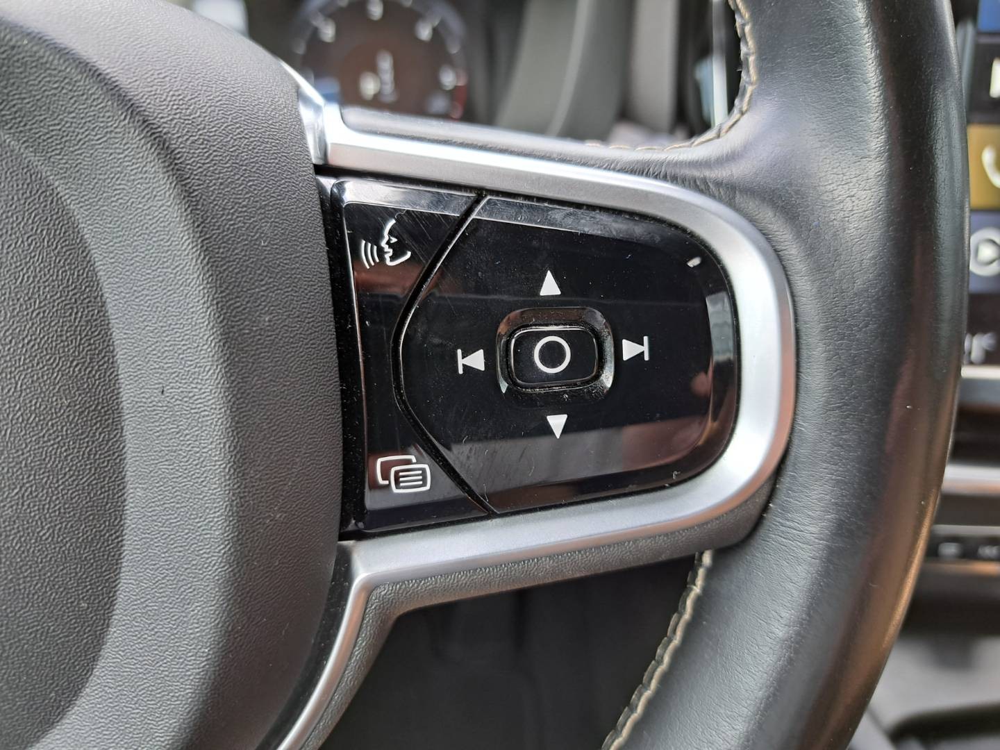 Volvo XC60 B4 Momentum AWD A/T