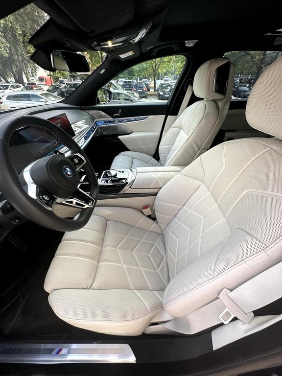 BMW rad 7 M760e xDrive A/T