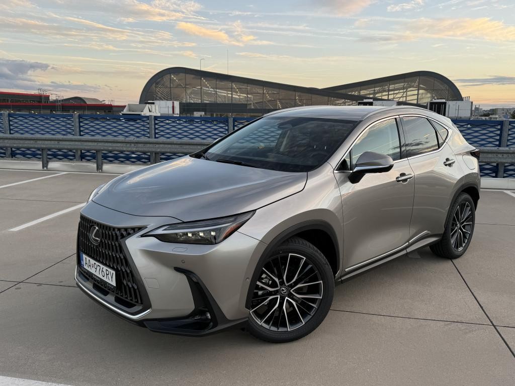 Lexus NX LEXUS NX - najvyššia výbava LUXURY - kúpené v SR -