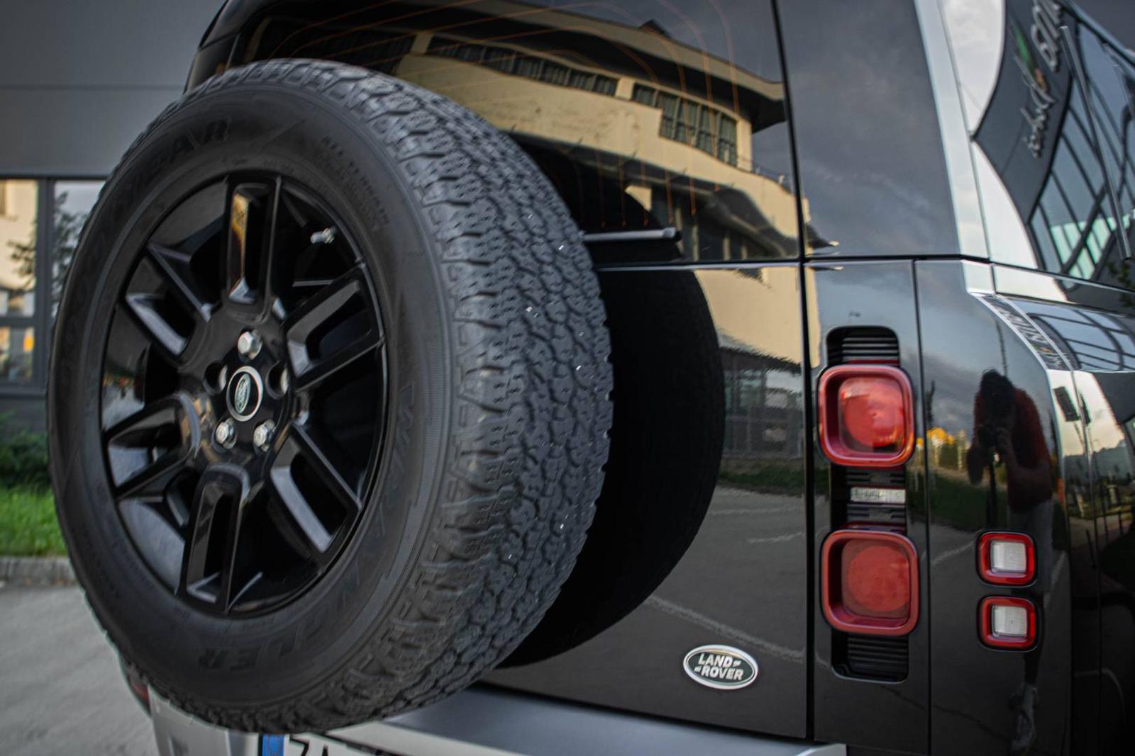 Land Rover Defender 2.0D 4x4 / SVK / 1.M / AJ NA SPLÁTKY