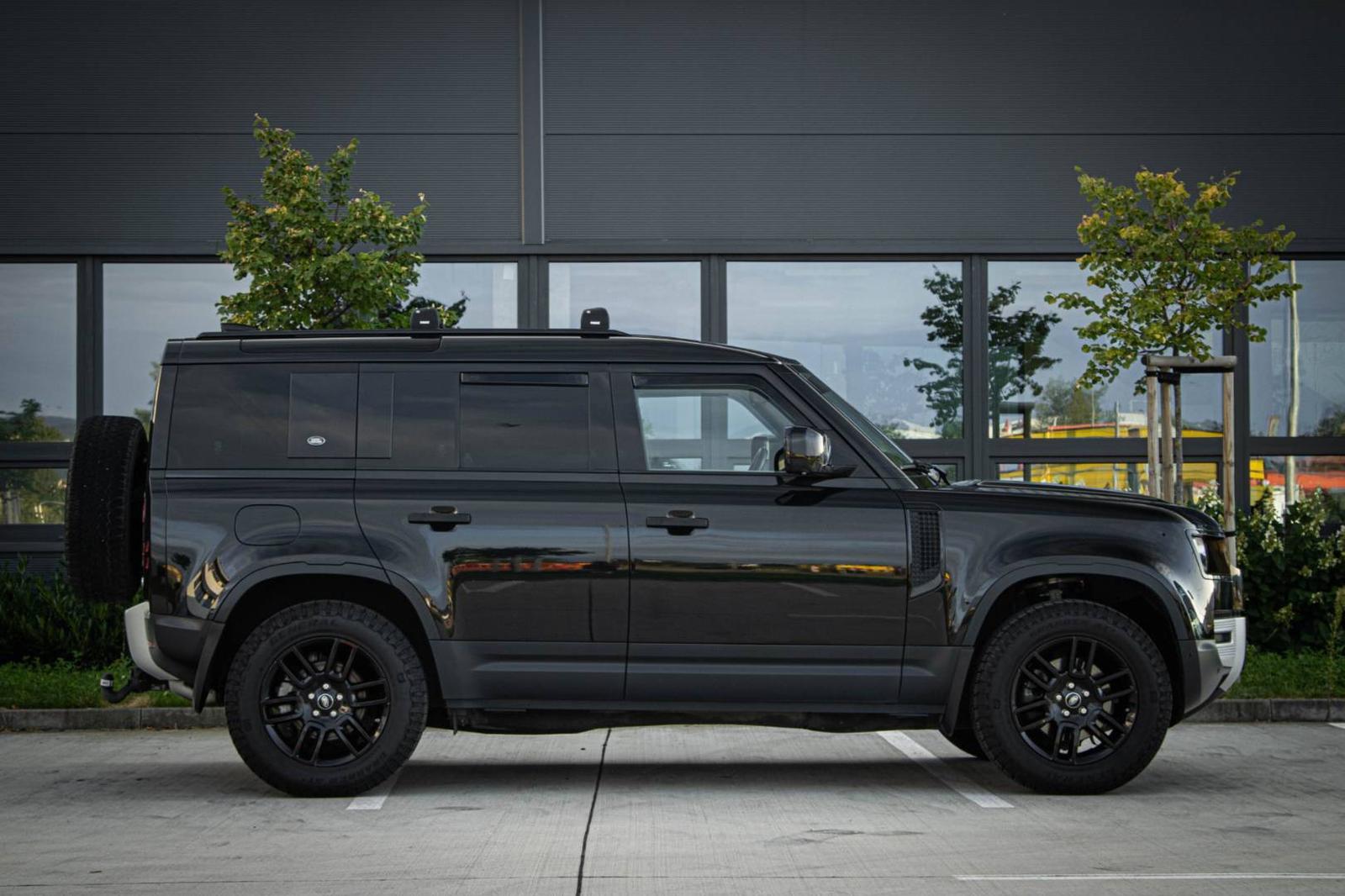 Land Rover Defender 2.0D 4x4 / SVK / 1.M / AJ NA SPLÁTKY