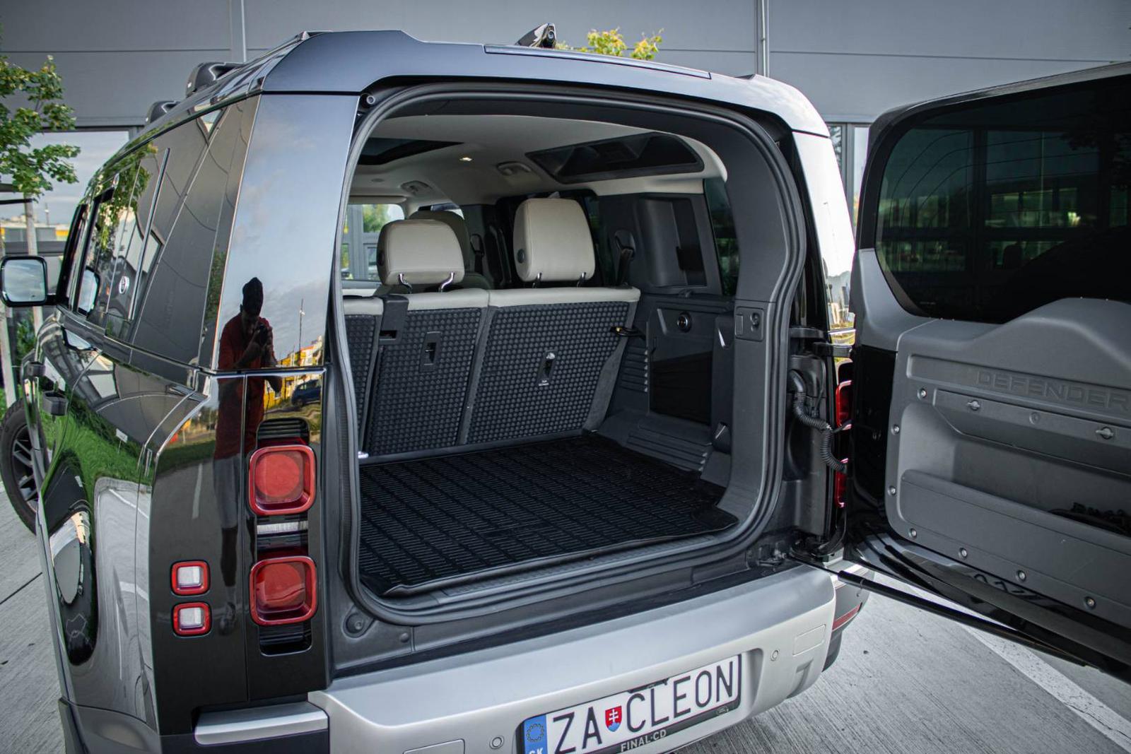 Land Rover Defender 2.0D 4x4 / SVK / 1.M / AJ NA SPLÁTKY