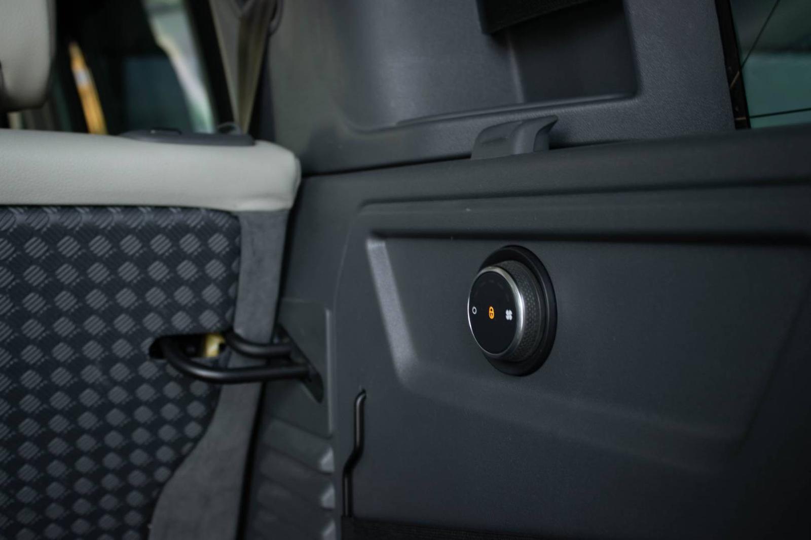 Land Rover Defender 2.0D 4x4 / SVK / 1.M / AJ NA SPLÁTKY