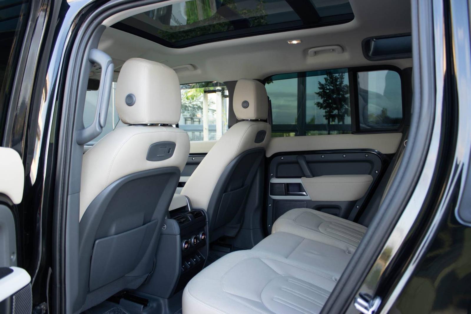 Land Rover Defender 2.0D 4x4 / SVK / 1.M / AJ NA SPLÁTKY
