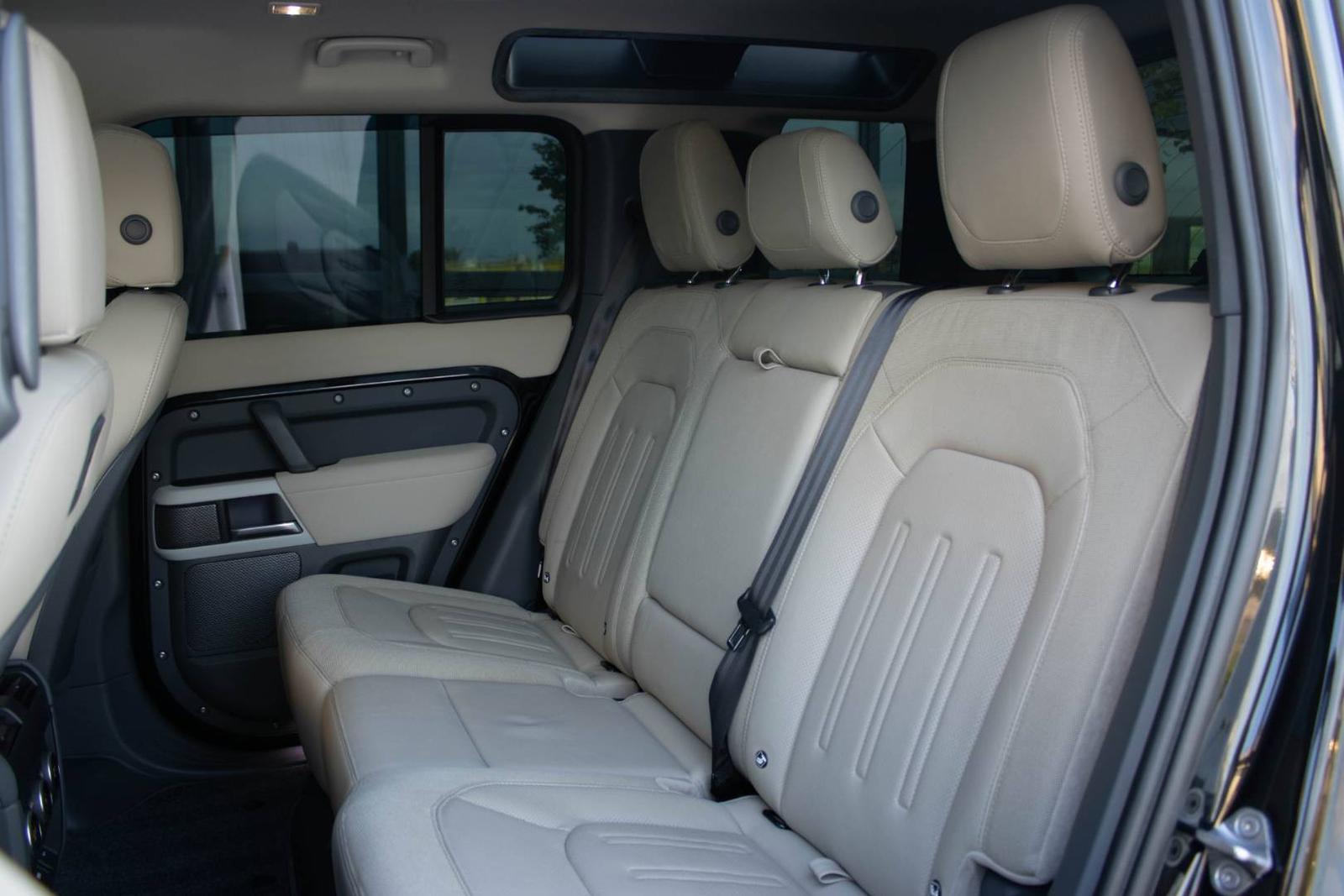 Land Rover Defender 2.0D 4x4 / SVK / 1.M / AJ NA SPLÁTKY