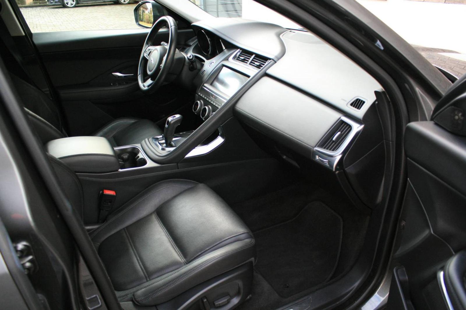 Jaguar E-Pace 2.0 I4 R-Dynamic Base AWD A/T
