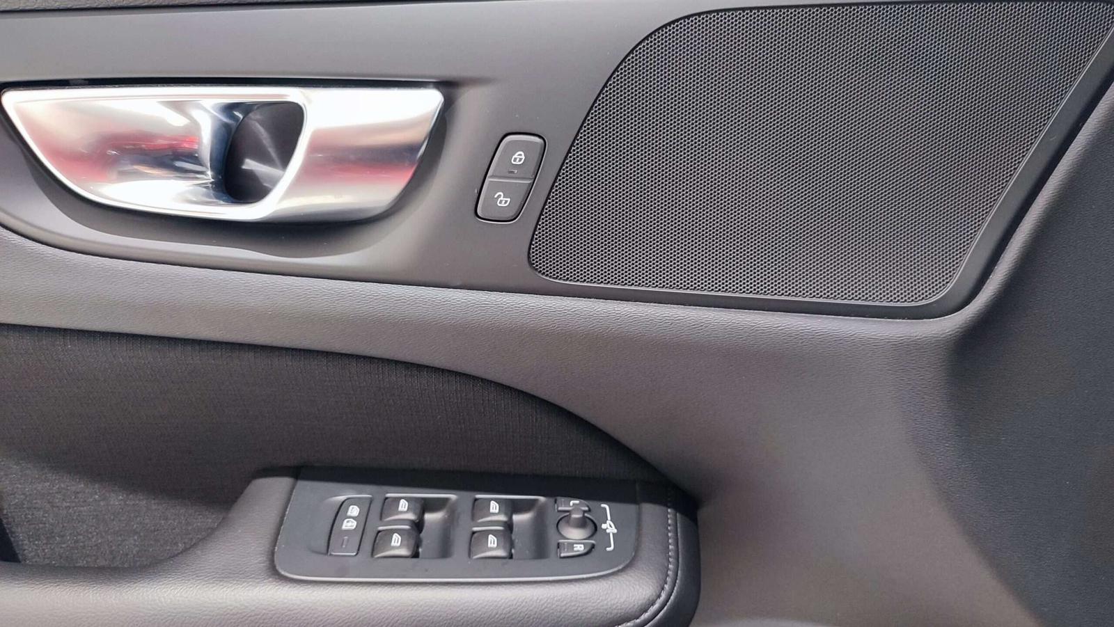 Volvo V60 B3(P) 163PS AT8 Momentum Pro