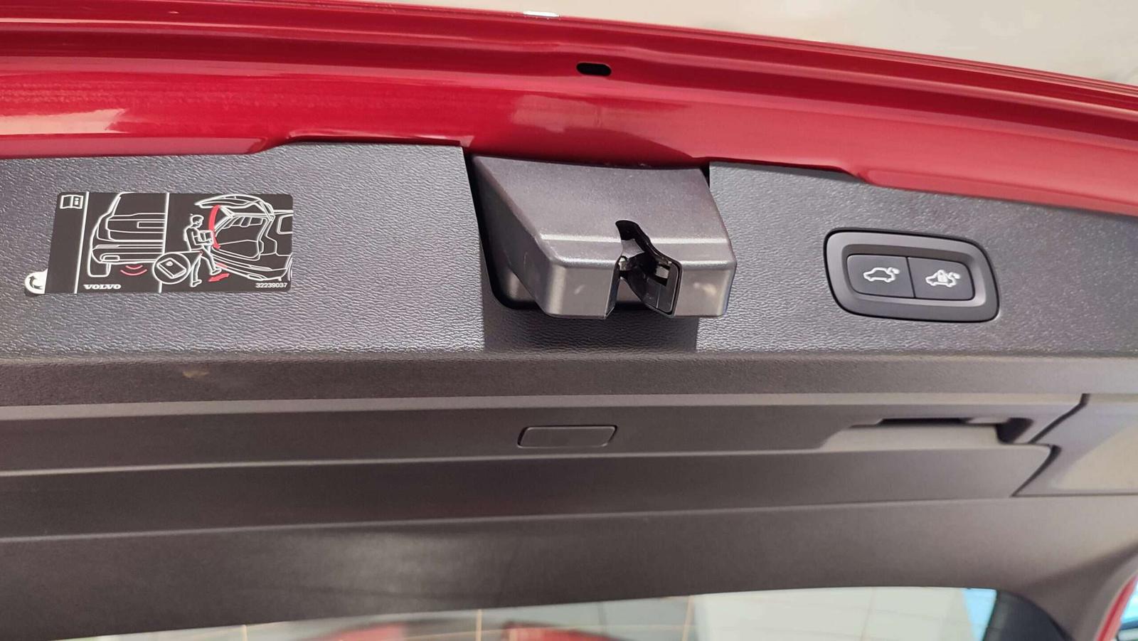 Volvo V60 B3(P) 163PS AT8 Momentum Pro