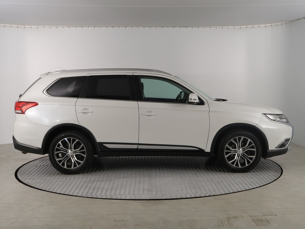 Mitsubishi Outlander Instyle 2.2 DI-D SK, 4X4, AUTOMAT, KOŽA NAVI, SERVIS