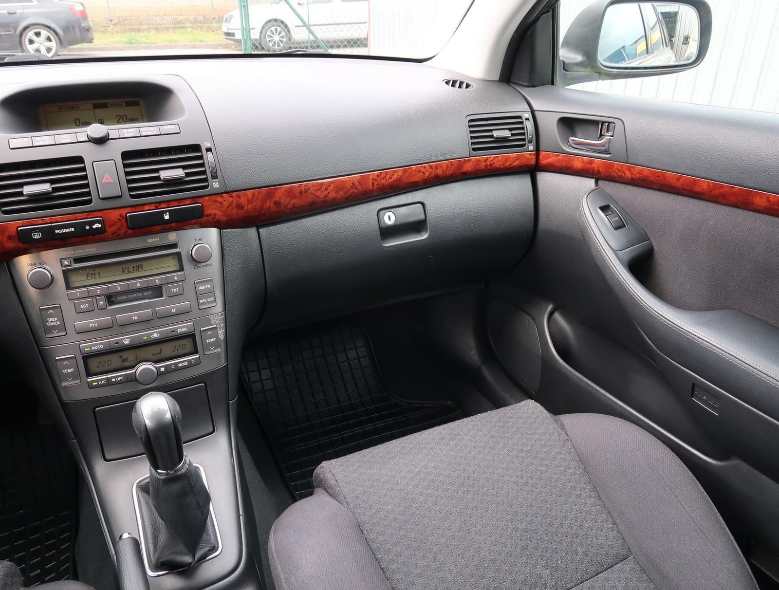 Toyota Avensis Combi 2.0 VVT-i, Base, Serv.kniha, po STK