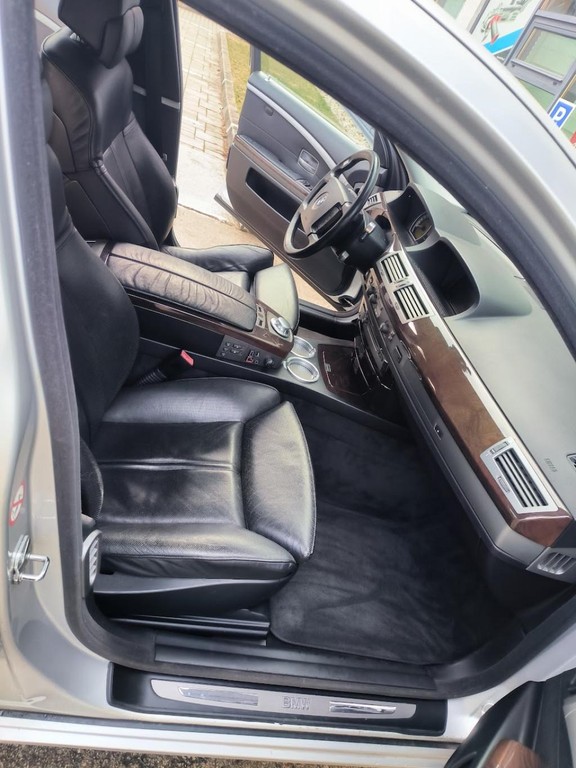 BMW rad 7 745 i A/T