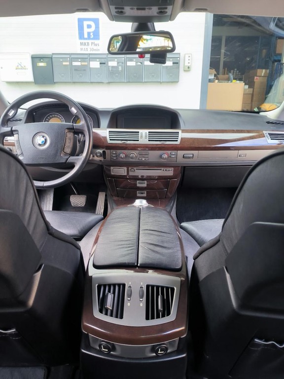 BMW rad 7 745 i A/T