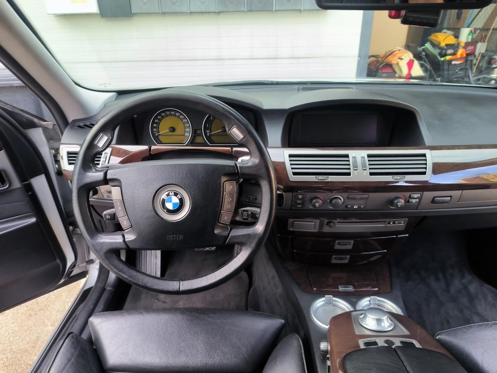 BMW rad 7 745 i A/T
