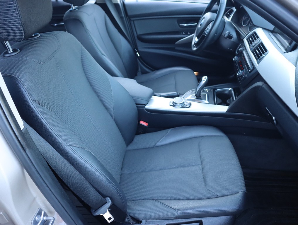 BMW 3 320 d xDrive Automat, Serv.kniha, Koža, Navigácia