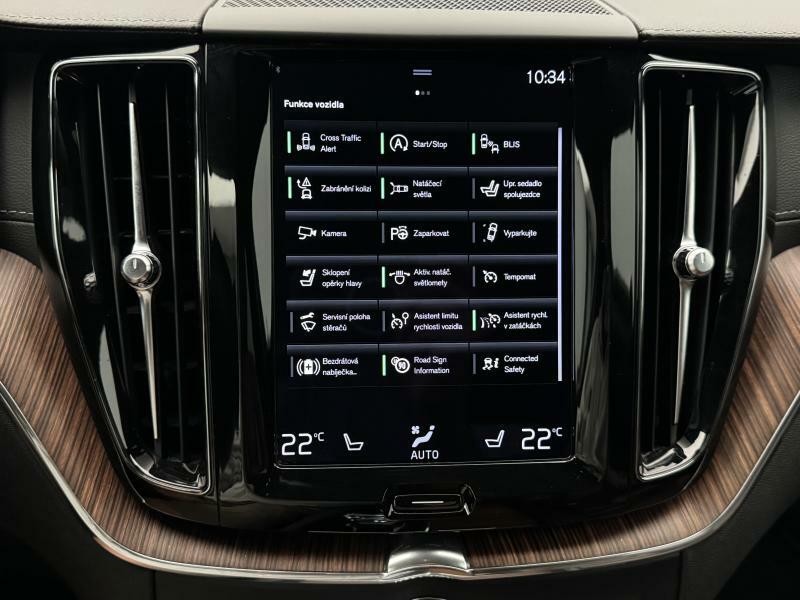Volvo XC60 B4 AWD MOMENTUM CZ 1.maj