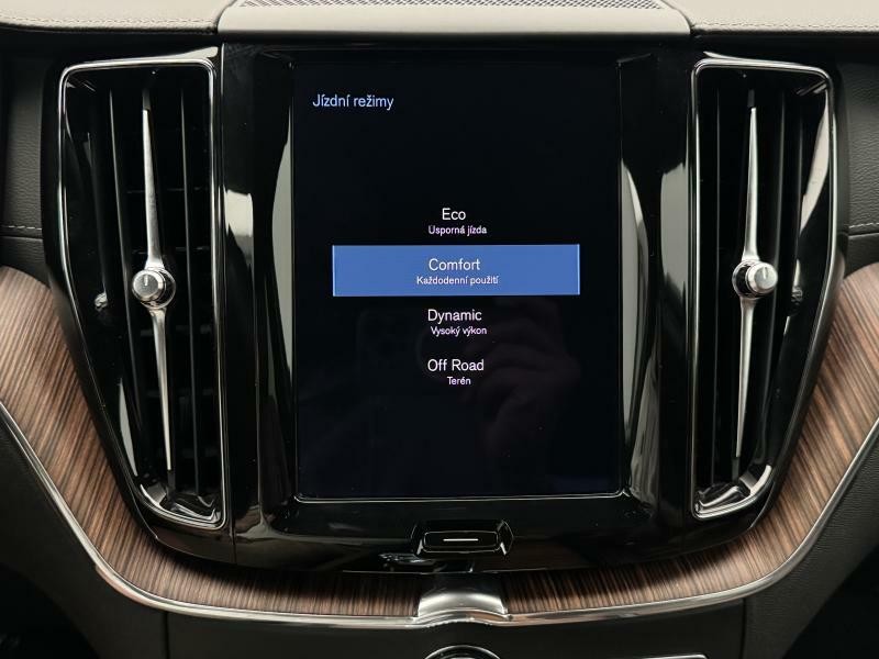 Volvo XC60 B4 AWD MOMENTUM CZ 1.maj