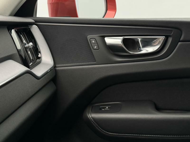 Volvo XC60 B4 AWD MOMENTUM PRO CZ 1.maj