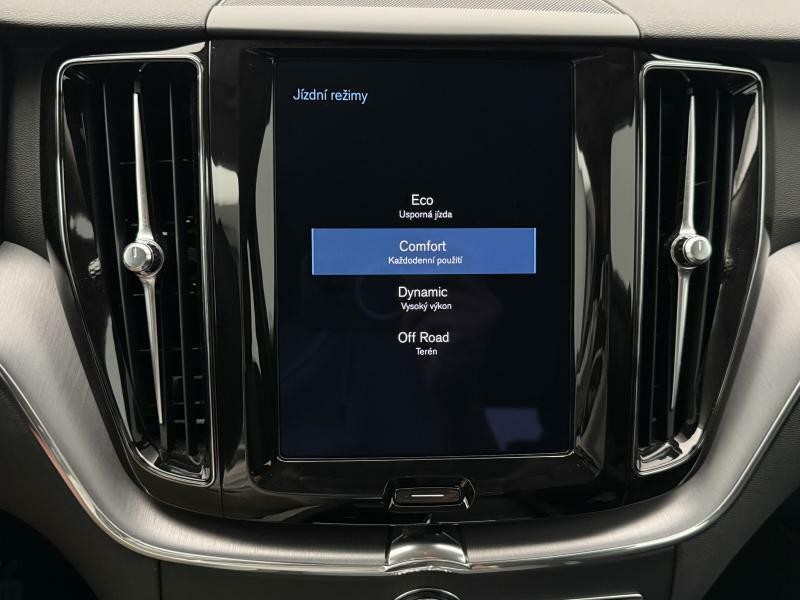 Volvo XC60 B4 AWD MOMENTUM PRO CZ 1.maj