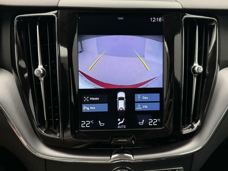 Volvo XC60 B4 AWD MOMENTUM PRO CZ 1.maj