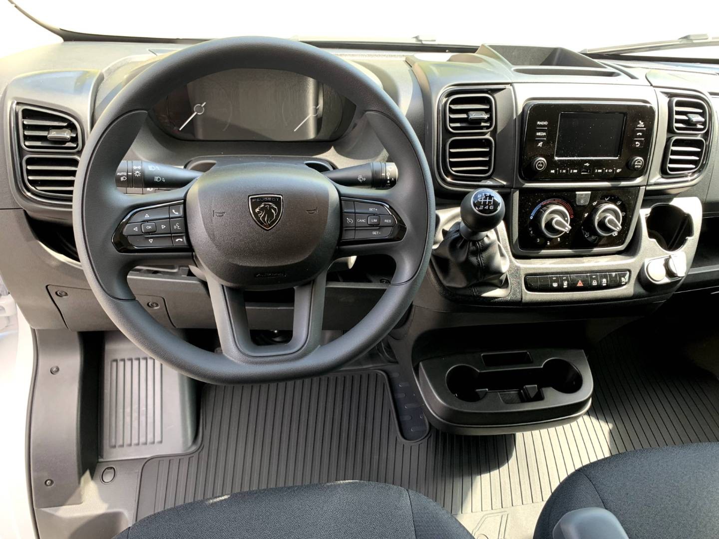 Peugeot Boxer Furgon 335 L2H2 2.2 BlueHDi 103 kW / 140 k MT6