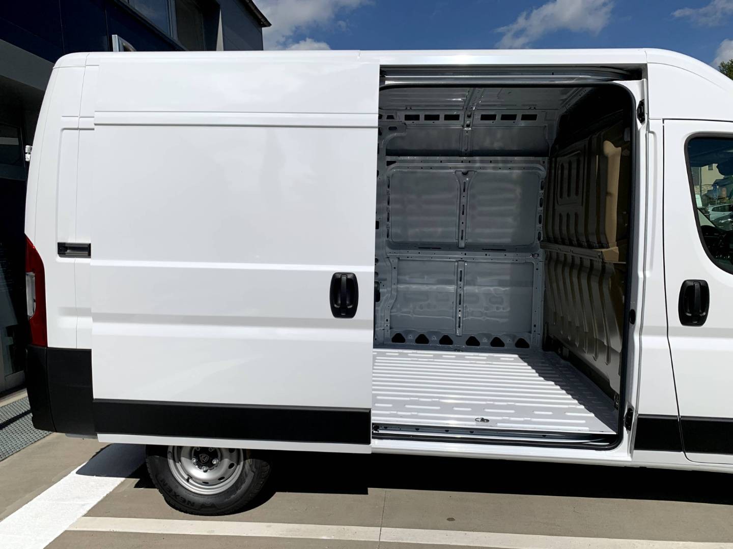 Peugeot Boxer Furgon 335 L2H2 2.2 BlueHDi 103 kW / 140 k MT6