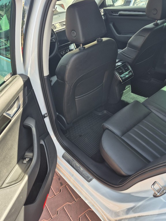 Škoda Superb Combi 2.0 TSI 4x4 L&K DSG