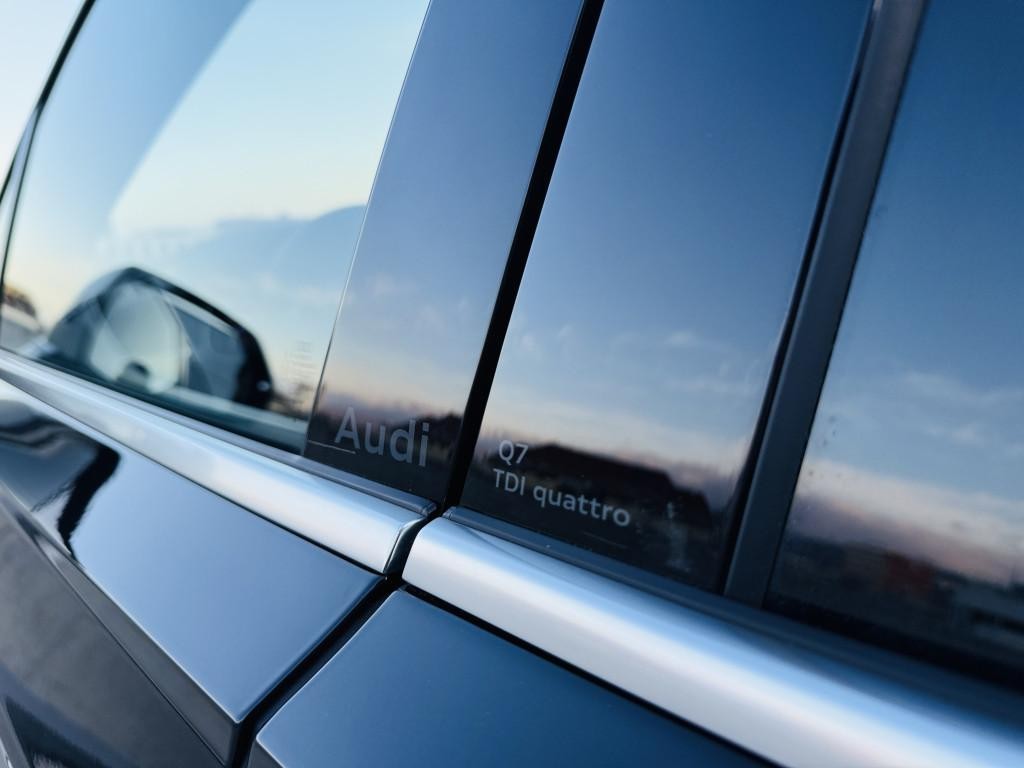 Audi Q7 Krásne AUDI Q7 50 TDI Quattro v TOP konfigurácií v