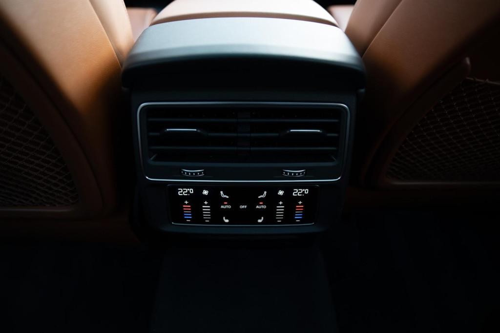 Audi Q7 Krásne AUDI Q7 50 TDI Quattro v TOP konfigurácií v