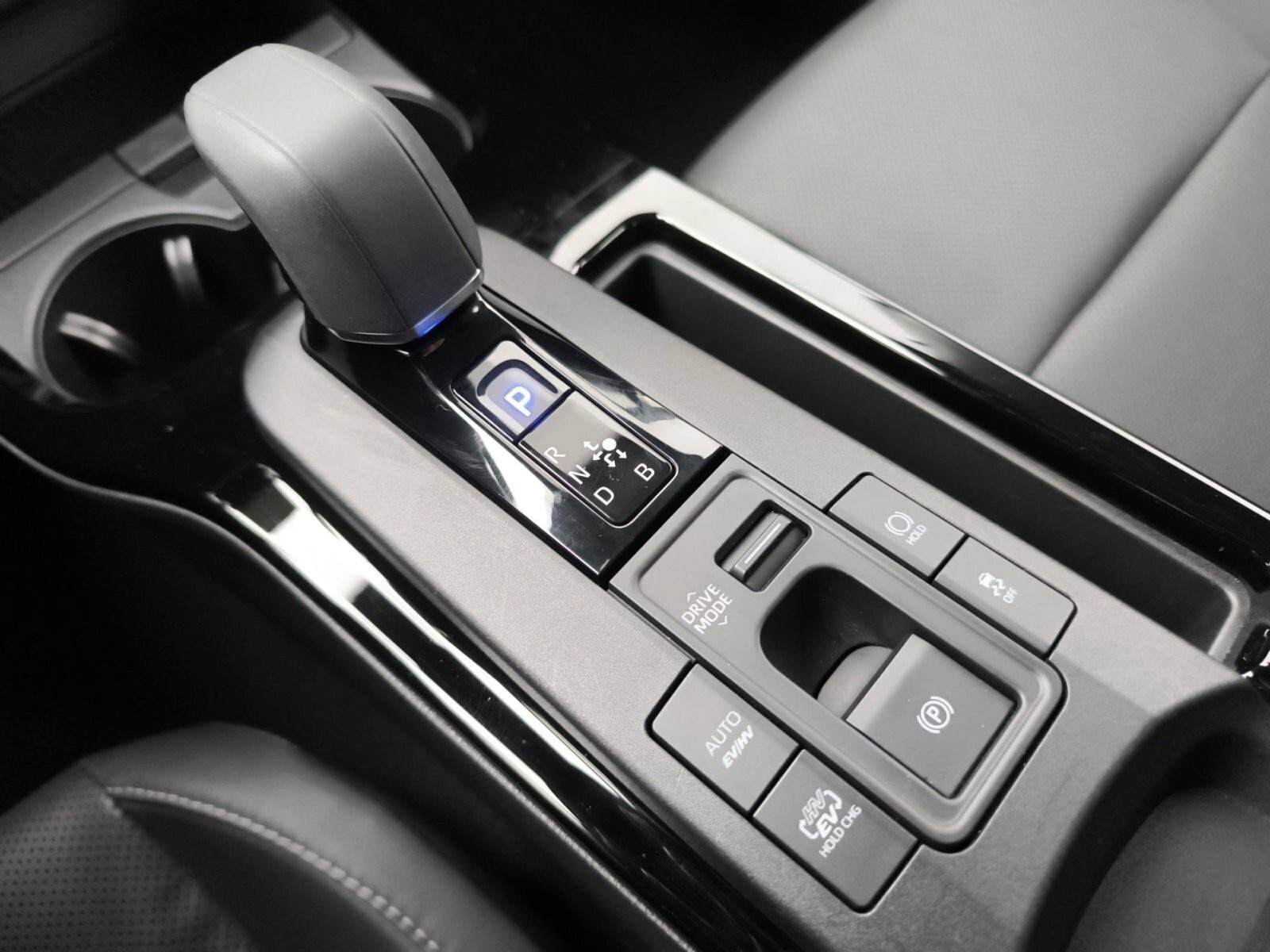 Osobné a úžitkové autá Toyota Prestige 2.0 Plug-in Hybrid (223 k) 2x4