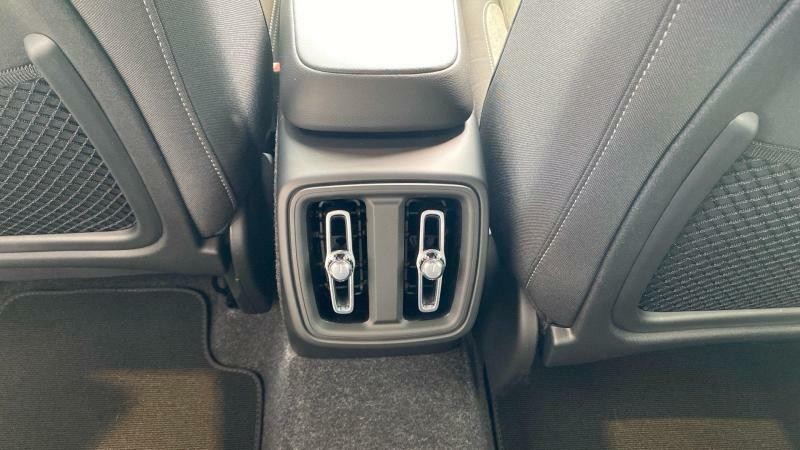Volvo XC40 CORE, B3 FWD, 120+10 kW / 163+