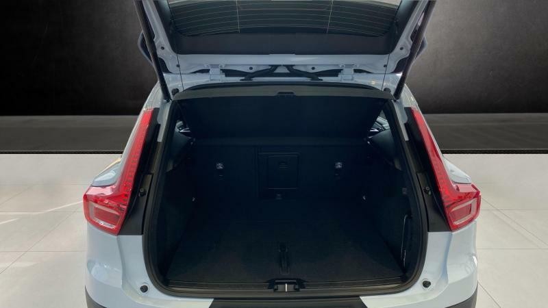 Volvo XC40 CORE, B3 FWD, 120+10 kW / 163+