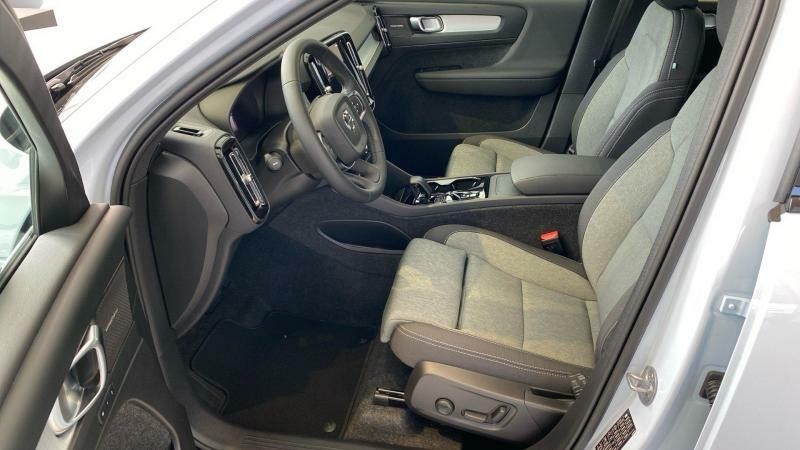 Volvo XC40 CORE, B3 FWD, 120+10 kW / 163+