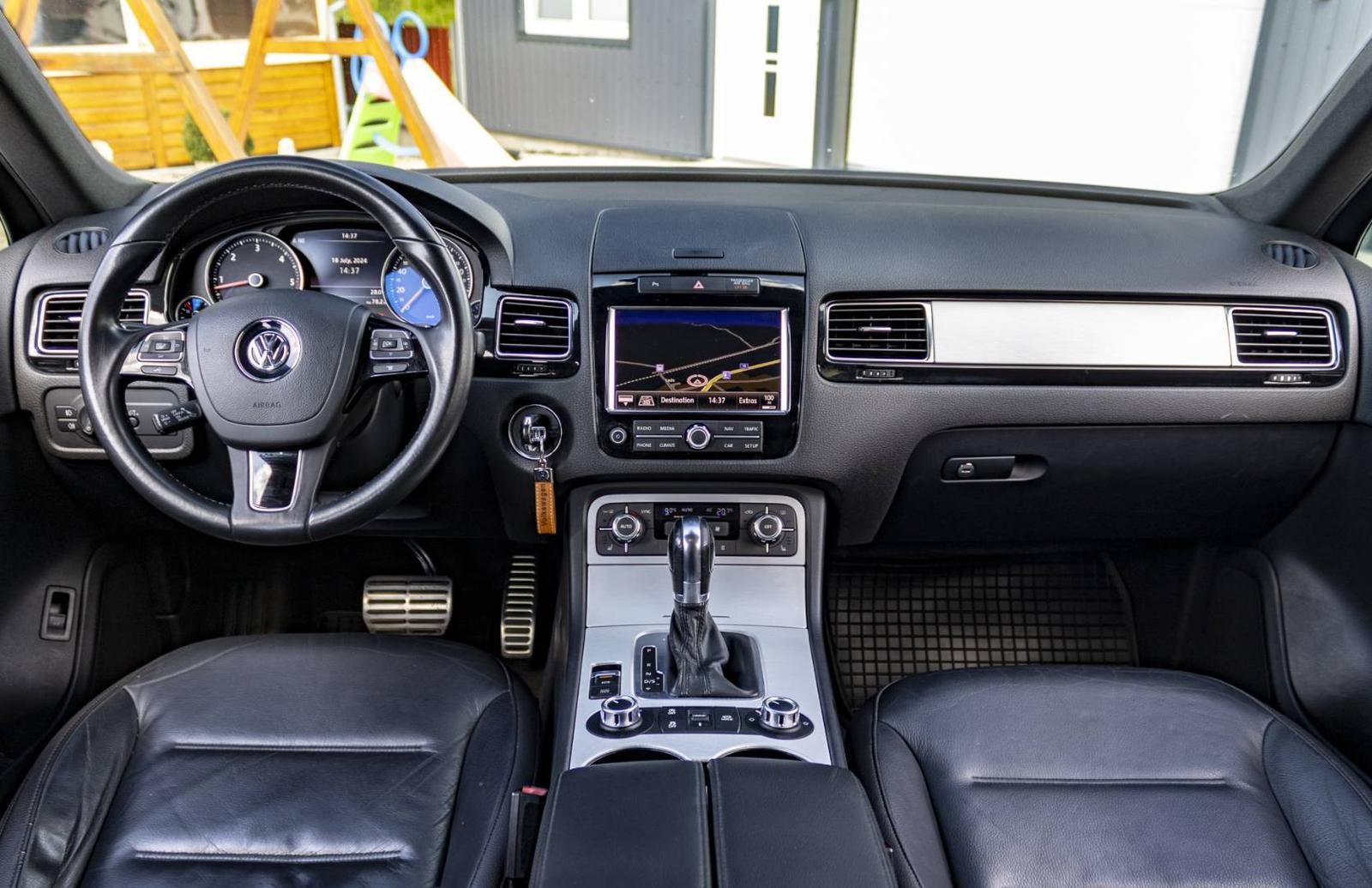 Volkswagen Touareg 3,0 V6 TDI 4Motion 8AT (webasto, panoráma, el.ťažné, koža, kompletná história)