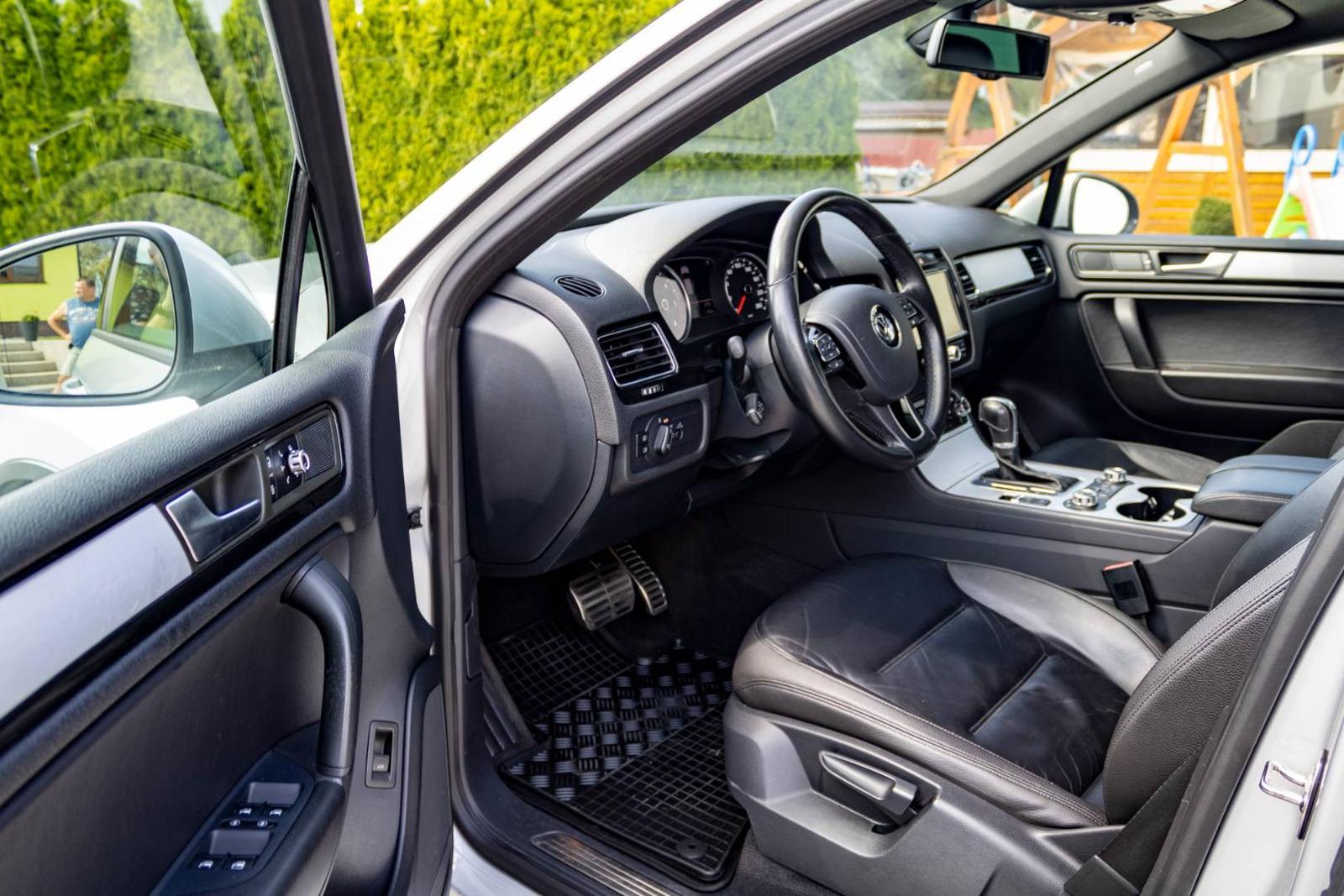 Volkswagen Touareg 3,0 V6 TDI 4Motion 8AT (webasto, panoráma, el.ťažné, koža, kompletná história)