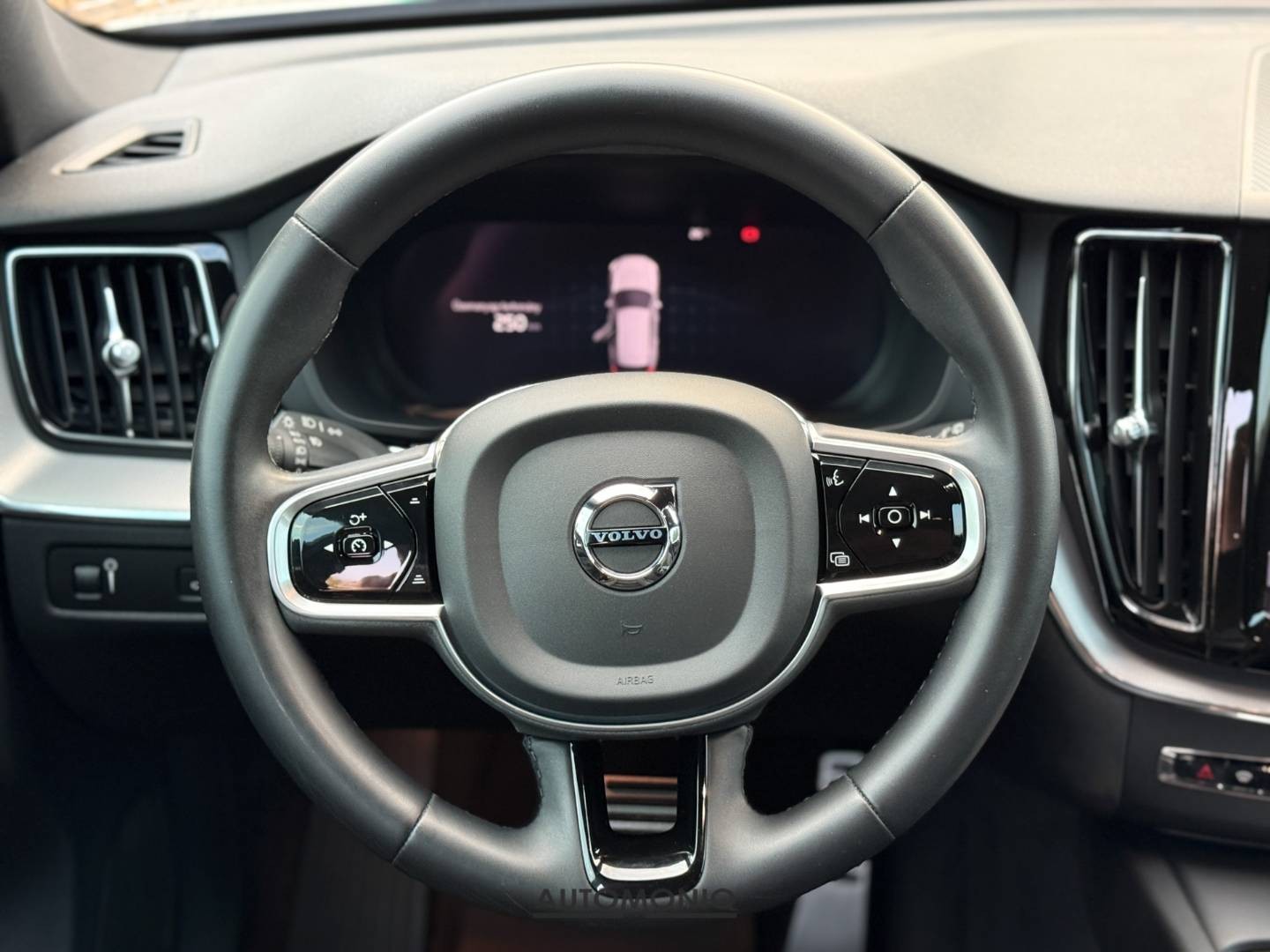 Volvo XC60 R Design AWD Plna vybava, 1.majiteľ, PPF