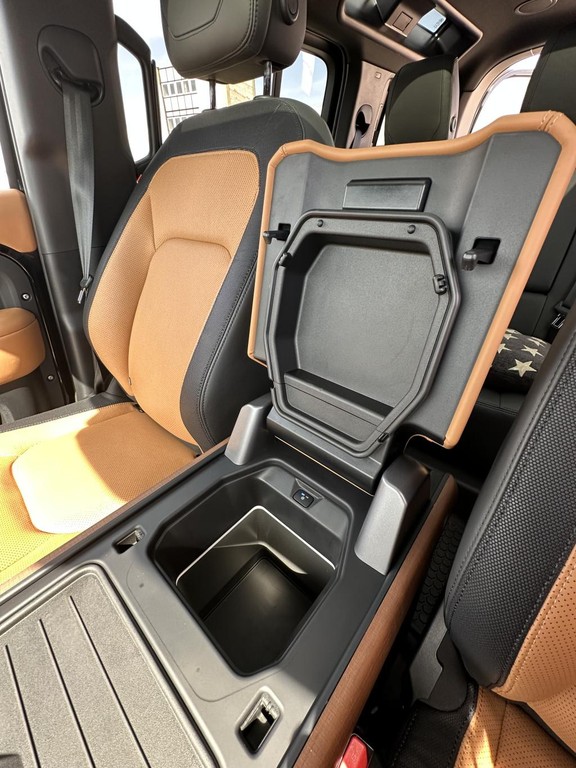 Land Rover Defender 110 3.0D I6 D300 MHEV X-Dynamic HSE A/T AWD 7 mies
