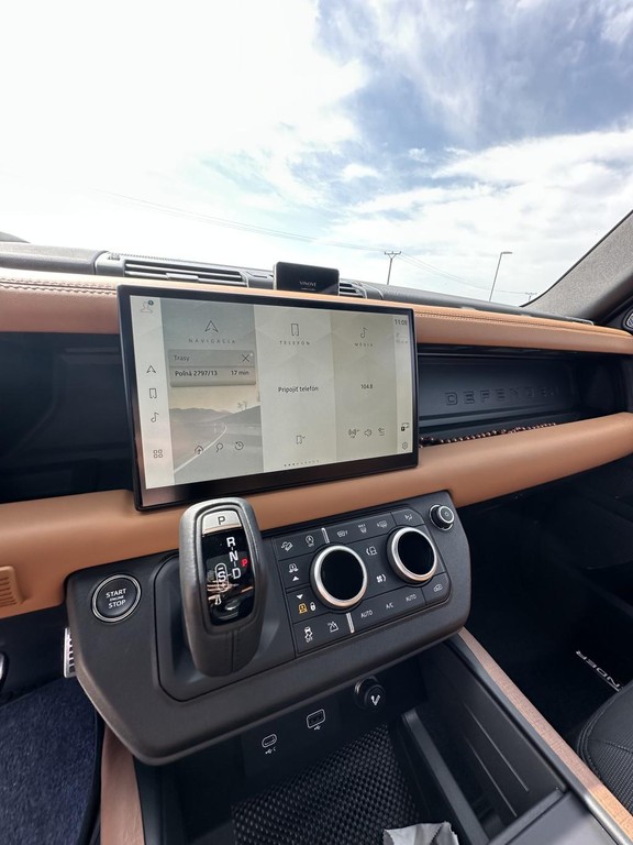 Land Rover Defender 110 3.0D I6 D300 MHEV X-Dynamic HSE A/T AWD 7 mies