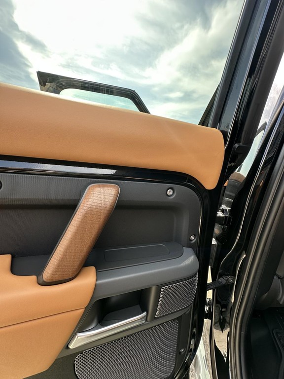 Land Rover Defender 110 3.0D I6 D300 MHEV X-Dynamic HSE A/T AWD 7 mies