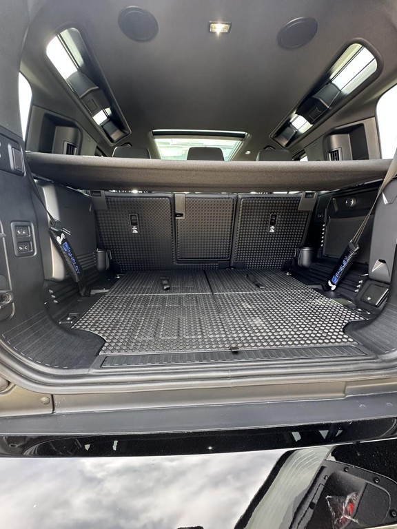 Land Rover Defender 110 3.0D I6 D300 MHEV X-Dynamic HSE A/T AWD 7 mies