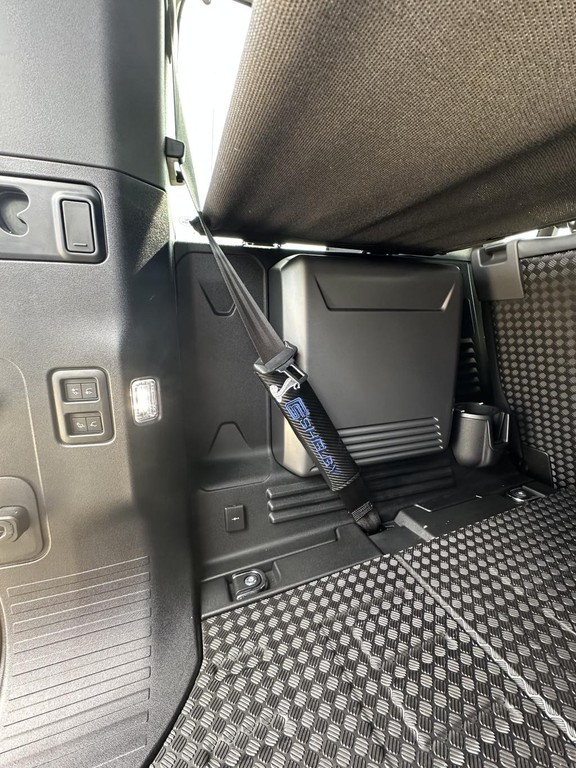 Land Rover Defender 110 3.0D I6 D300 MHEV X-Dynamic HSE A/T AWD 7 mies