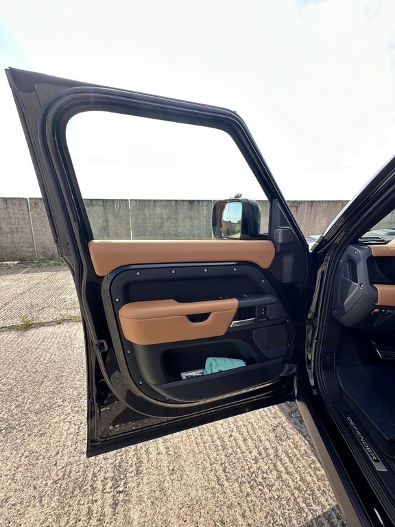 Land Rover Defender 110 3.0D I6 D300 MHEV X-Dynamic HSE A/T AWD 7 mies