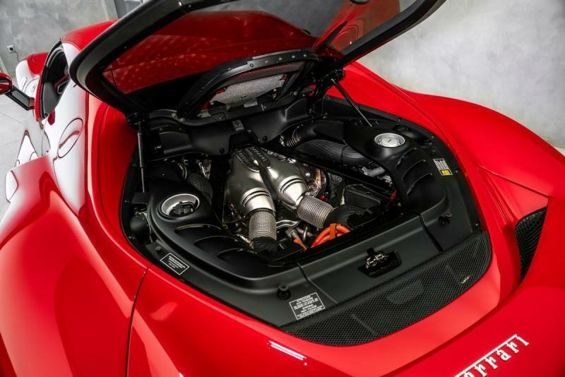 Ferrari 296 GTB Lift, kamera, karbon+LEDs