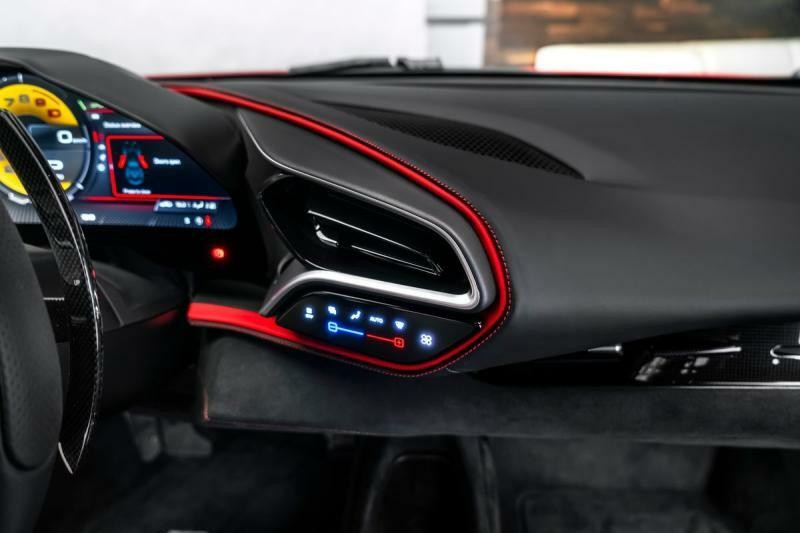 Ferrari 296 GTB Lift, kamera, karbon+LEDs
